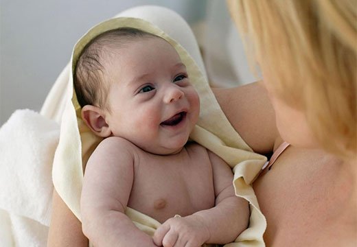 У новонародженого рідкий стілець жовтого кольору при грудному вигодовуванні: що робити і чи треба боятися