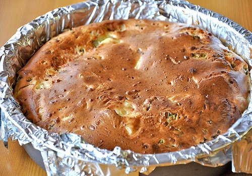 Заливний пиріг з цибулею і яйцем на кефірі рецепт з фото в духовці