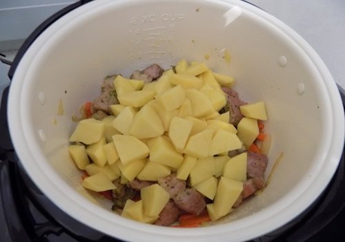 Печеня з мясом і картоплею в мультиварці рецепт з фото покроково