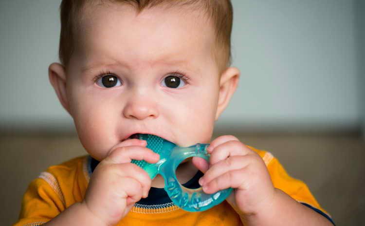 Прорізування зубів у дітей: послідовність і допомогу