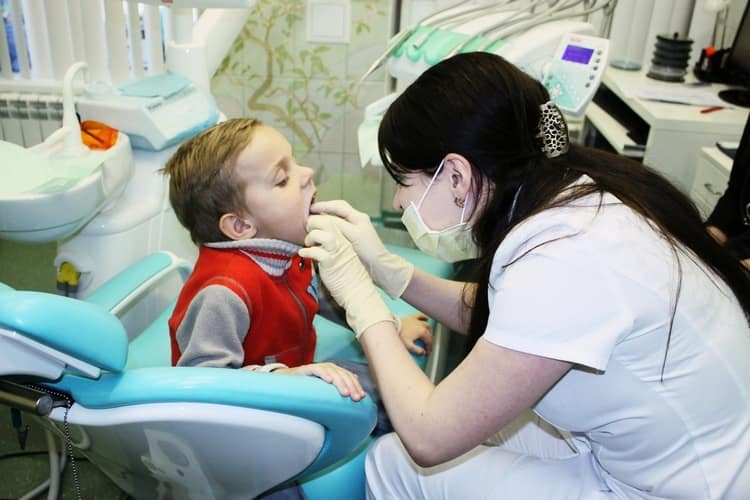 Сріблення молочних зубів у дітей