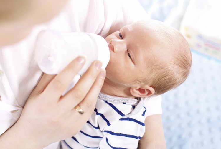 Білий наліт на язиці у немовляти: причини, лікування