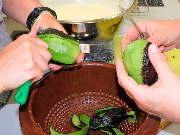 Як почистити і нарізати авокадо в домашніх умовах