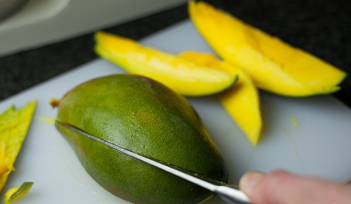 Як порізати манго в домашніх умовах