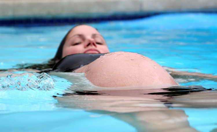 Чи можна вагітним купатися в басейні