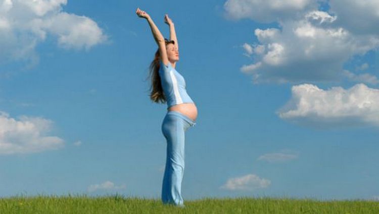 Чому не можна піднімати руки вгору вагітним жінкам