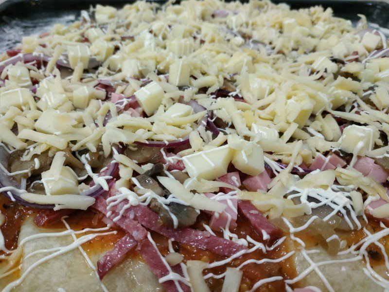 Піца в домашніх умовах з ковбасою та сиром. Простий покроковий рецепт: