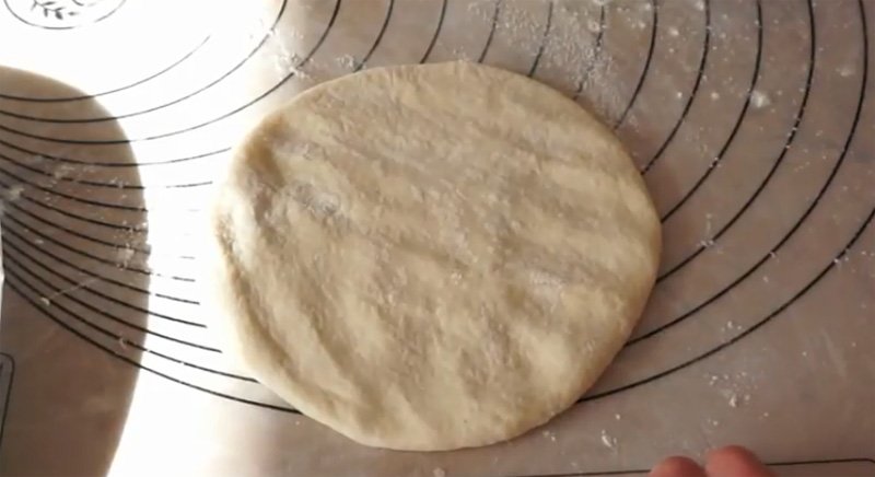 Піца в домашніх умовах — класичний рецепт в духовці на сковороді