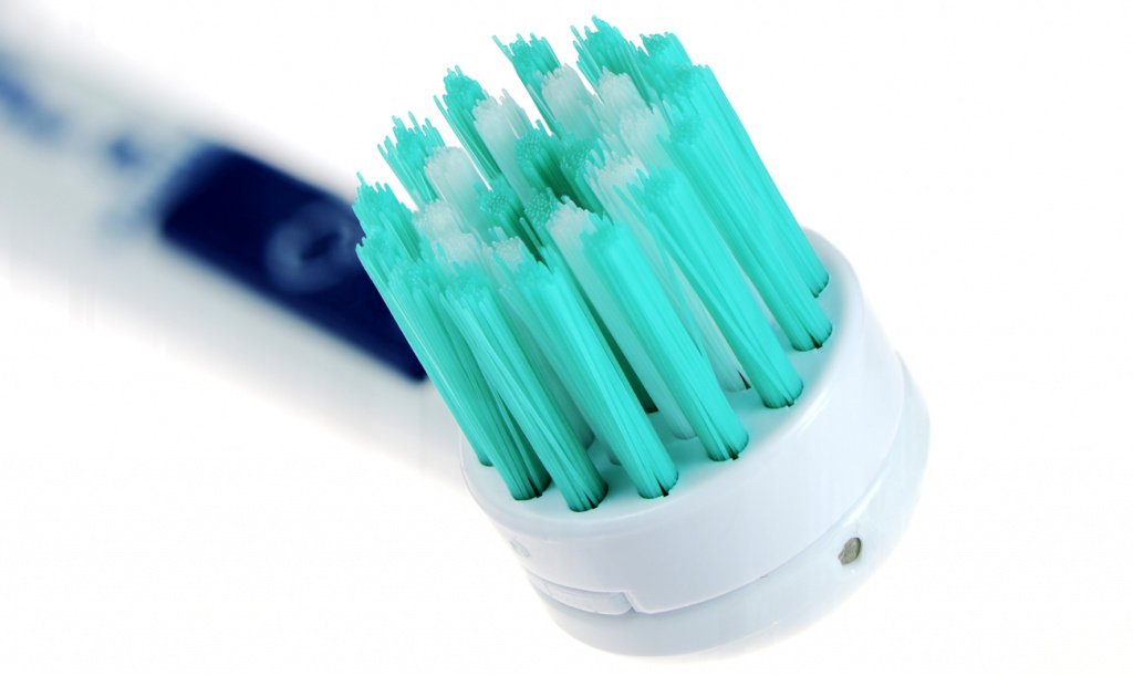 Як вибрати зубну щітку? Переваги і недоліки різних моделей