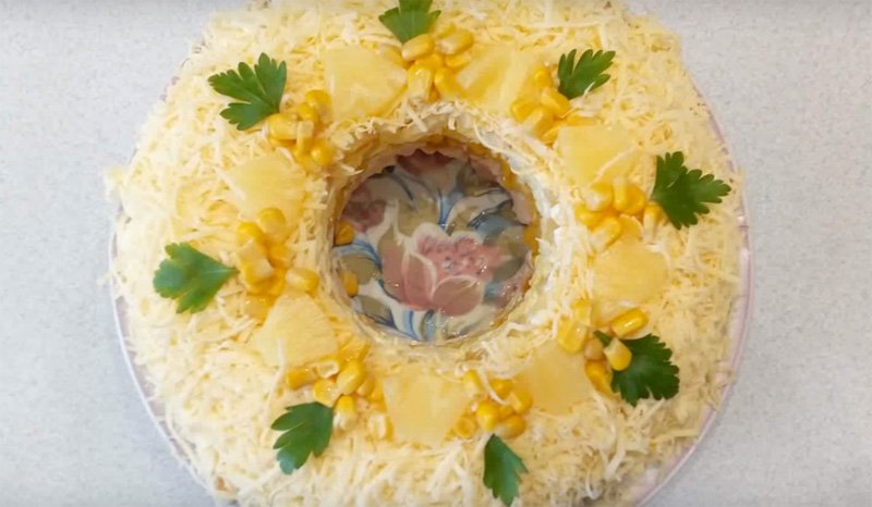 Салати з куркою і ананасами — 7 класичних покрокових рецептів з фото