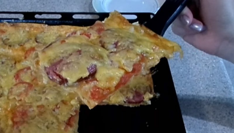 Піца в домашніх умовах — класичний рецепт в духовці на сковороді