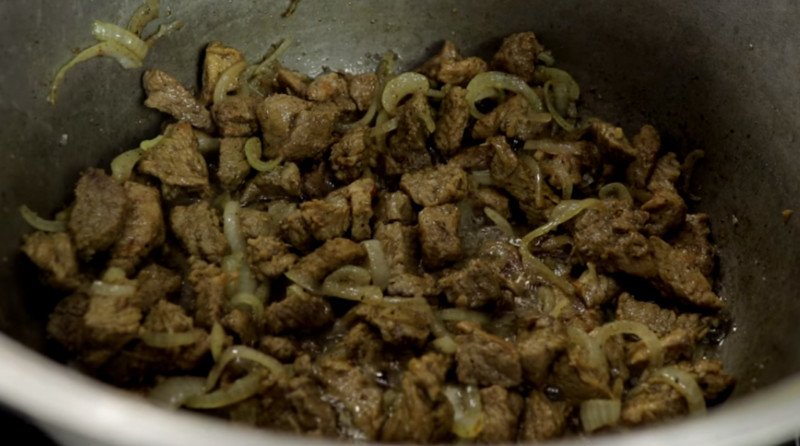 Яловичина запечена в духовці — 5 рецептів приготування соковитого і мякого мяса в духовці