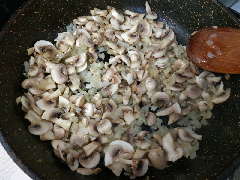 Картопля з грибами і сметаною, тушкована на сковороді