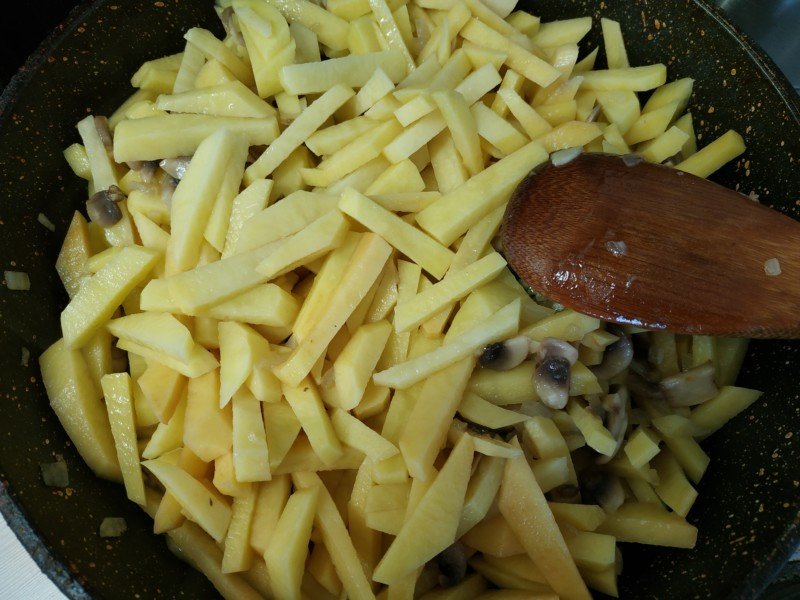 Картопля з грибами і сметаною, тушкована на сковороді