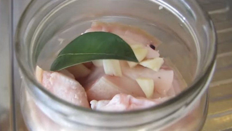 Сало солоне, в розсолі в цибулинні — 8 найсмачніших рецептів з часником
