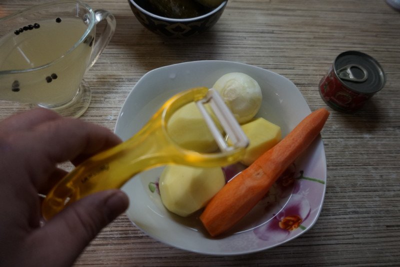 Розсольник ленінградський — рецепт з перловкою і солоними огірками
