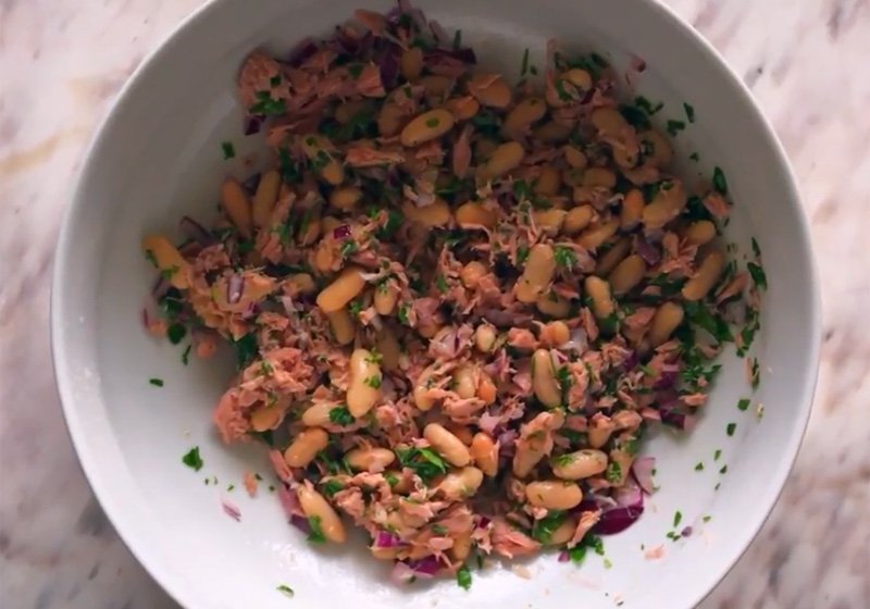 Салати з відвареною квасолею — 5 дуже смачних рецептів