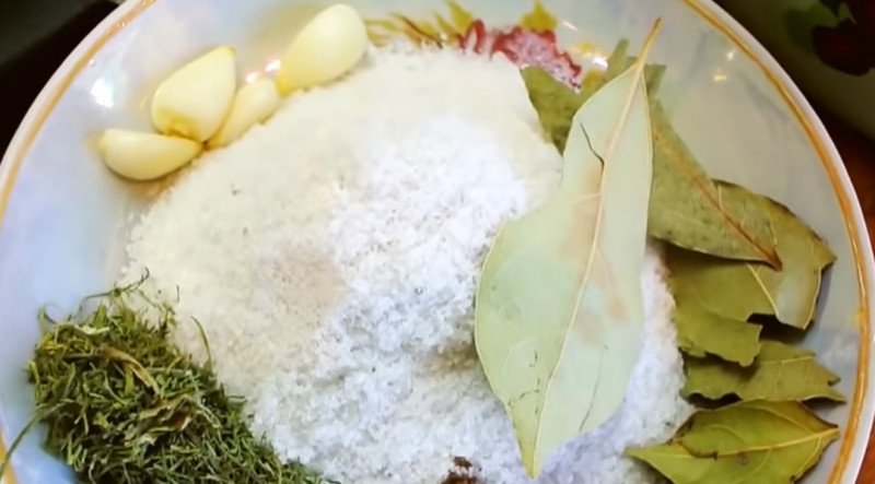 Сало солоне, в розсолі в цибулинні — 8 найсмачніших рецептів з часником