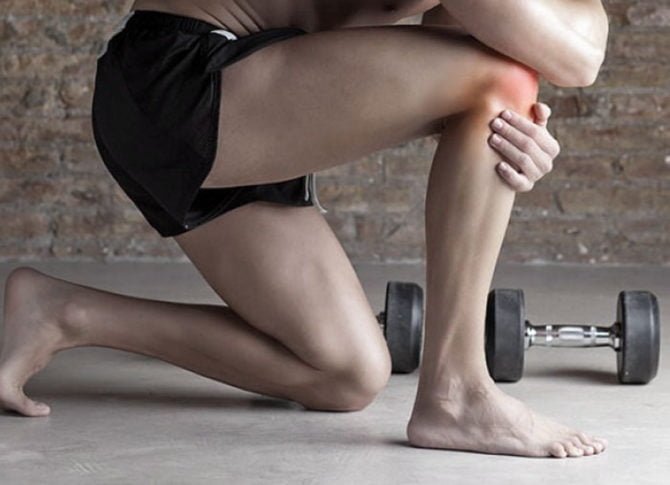 Чому болить коліно при згинанні і ходьбі: причини