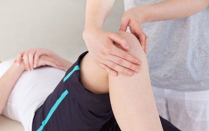 Чому болить коліно при згинанні і ходьбі: причини