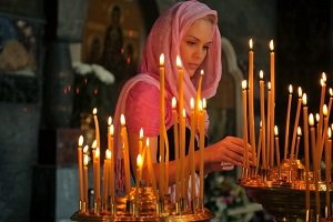 Як правильно ставити свічки у церкві: що говорити, куди ставити за здравіє, упокій, послідовність, скільки свічок потрібно ставити і чи можна ставити під час служби