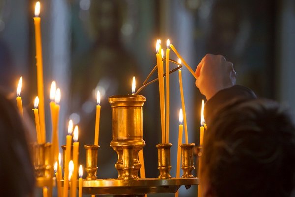 Як ставити свічку за здоровя в церкві, якому святому і який іконі правильно ставити свічку за здравіє, чи можна ставити за здравіє нехрещену, який іконі ставити за здравіє ворогів