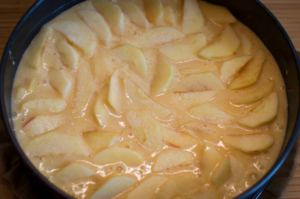 Найкраща шарлотка з яблуками в духовці – пишна і дуже смачна. 16 найпростіших рецептів