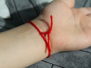 Червона нитка на запясті: навіщо носити вовняну нитку, як називається така стрічка