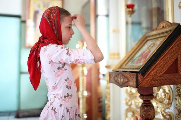 Як правильно хреститися православним церкви: хресне знамення перед іконою, перед входом в храм якою рукою робити християнину