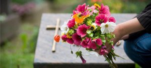 Поминають чи померлого на день його народження: чи потрібно відвідувати кладовище, як правильно поминати