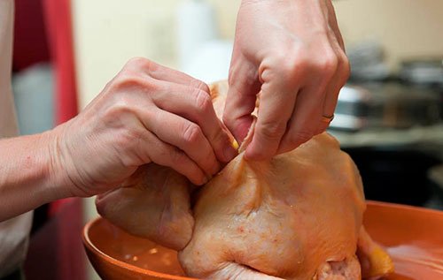 Як запекти курку в духовці цілком з скоринкою у фользі