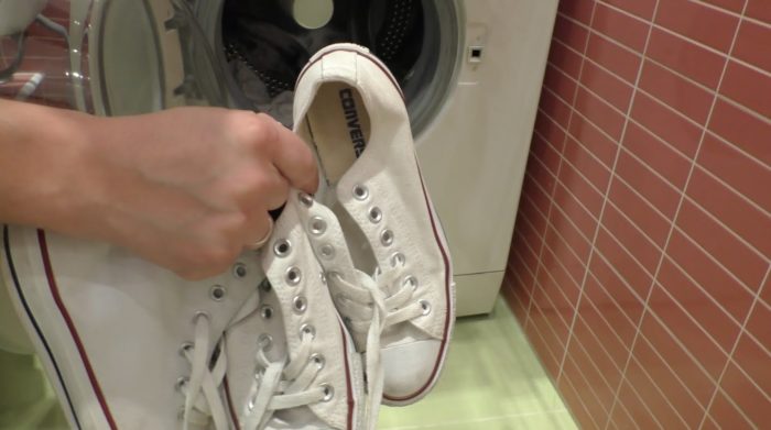 Як прати кросівки: у пральній машині і в ручну