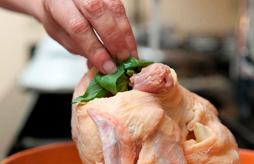 Як запекти курку в духовці цілком з скоринкою у фользі