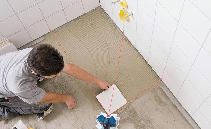 Як класти плитку на підлогу у ванній своїми руками: відео укладання, як покласти плитку на підлогу у ванній