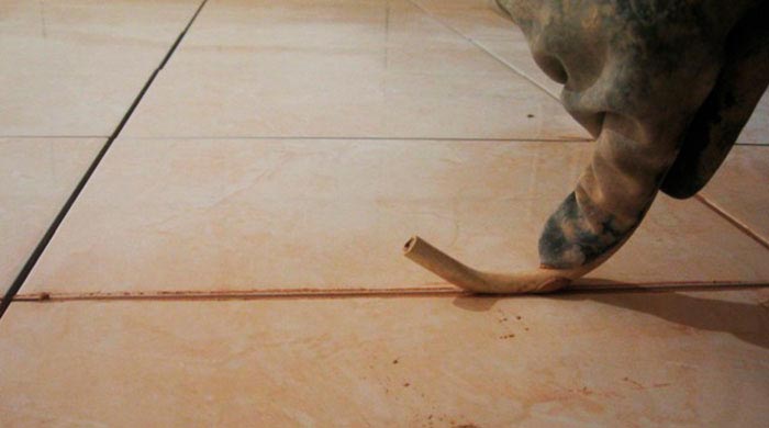 Розшивання швів керамічної плитки: чим і як розшити шви між плиткою?