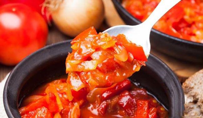 Лечо з томатною пастою з болгарського перцю: 6 рецептів на зиму