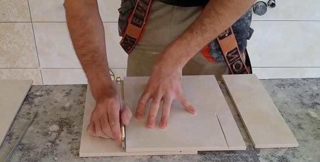 Як різати керамічну плитку ручним склорізом?