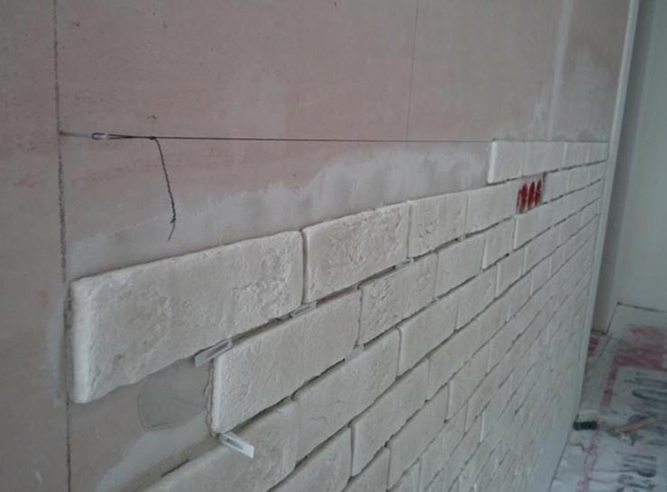 Як і на що клеїти гіпсову плитку на стіну укладання гіпсової плитки під цеглу
