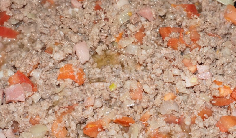 Каннеллоні з фаршем — покрокові рецепти в духовці в томатному соусі і під соусом бешамель