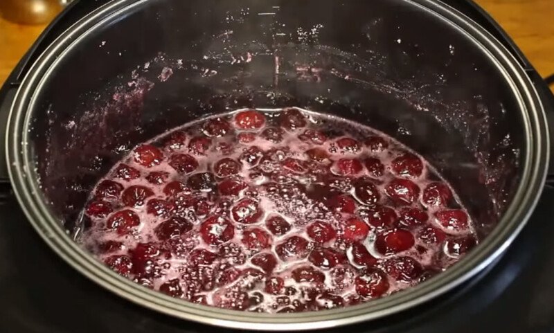 Варення з вишні з кісточкою на зиму — 5 простих рецептів густого вишневого варення з цілими ягодами