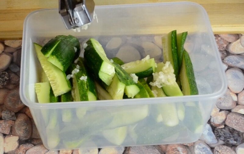Малосольні огірки з часником і зеленню швидкого приготування — 6 класичних рецептів