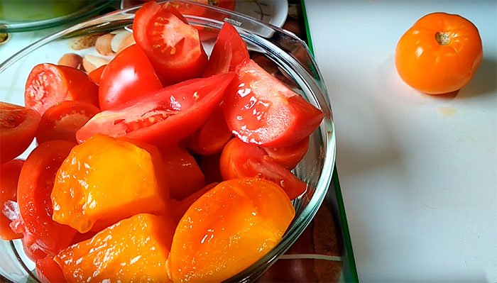 Лечо з перцю, помідорів, моркви та цибулі на зиму. Покроковий рецепт фото