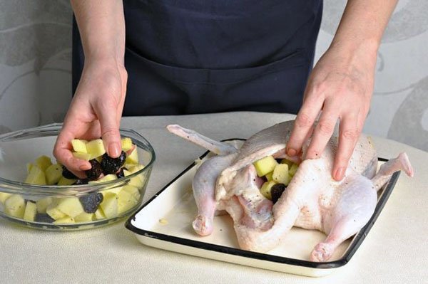 Качка з яблуками та чорносливом в духовці, в рукаві, рецепт з фото