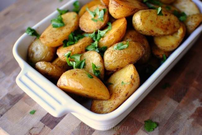 Картопля по селянськи в духовці: 6 смачних рецептів