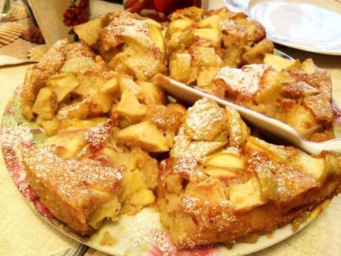 Пишна шарлотка з яблуками в духовці — 5 дуже смачних рецептів