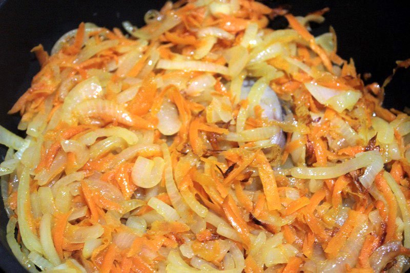 Рецепт тушкованого минтая з цибулею та морквою на сковороді і в духовці