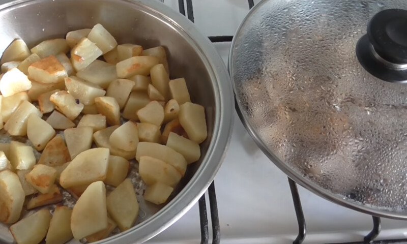 Смажена картопля з грибами на сковорідці