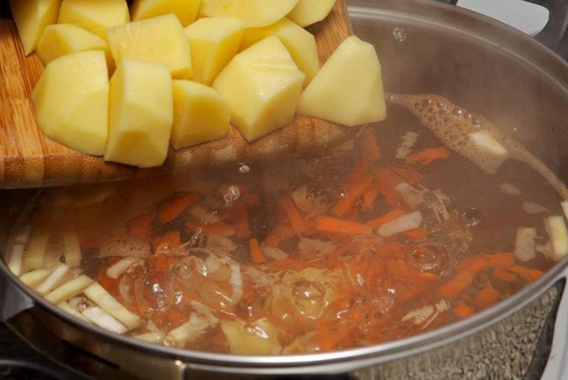 Суп з гречкою, фрикадельками, грибами на курячому бульйоні, рецепти