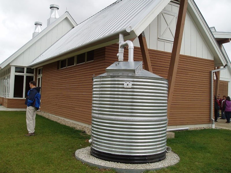 Збір дощової води для поливу з даху приватного будинку, системи