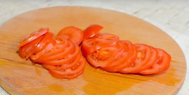 Курячі відбивні під шубою в духовці – покроковий рецепт з помідорами і сиром
